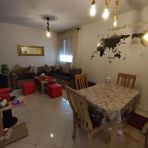 Beautiful Ground-floor With Portable Air Conditioning, Parking, And Free Wi-fi شقة